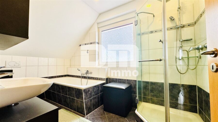 (R)eserviert!Modernes Wohnerlebnis mit großer Terrasse + Carport - OG / DG Bad / Wanne / Dusche